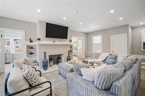 Smart TV, fireplace - Brand New 6BR - Sleeps 15 - 1.5 Blocks to Beach (Atlantic City)