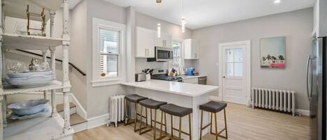 ثلاجة، ميكروويف، فرن، موقد طهي مسطح