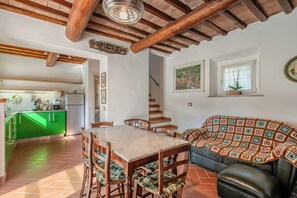Interior - Holiday Home 'Villetta Dei Cipressi' with Private Terrace and Wi-Fi (San Giuliano Terme)