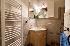 Regadera, secadora de cabello, bidet, toallas