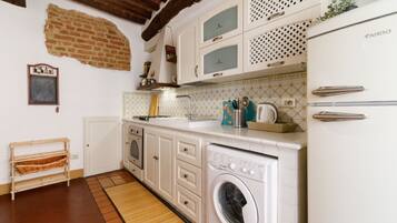 Frigorifero, forno, piano cottura, tostapane