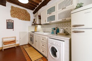 Frigorifero, forno, piano cottura, tostapane