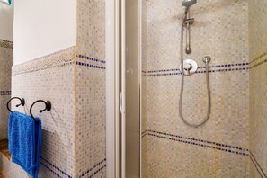 Douche, sèche-cheveux, bidet, serviettes fournies