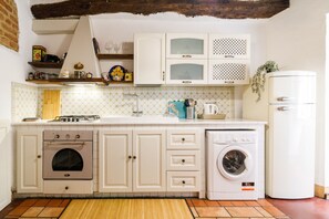 Frigorífico, horno, placa de cocina y tostadora