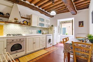 Jääkaappi, uuni, liesi, keittoastiat/astiat/ruokailuvälineet