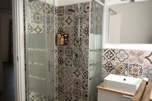 Shower, hair dryer, bidet, towels