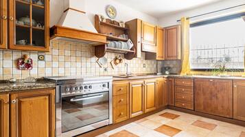 KĂŒhlschrank, Ofen, Herdplatte, Kochgeschirr/Geschirr/Besteck