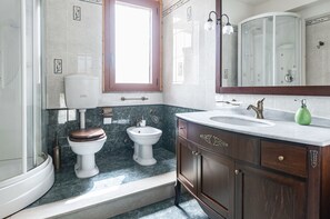 Dutxa, assecador de cabells, bidet i tovalloles