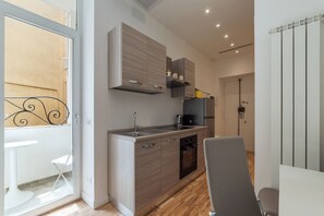 Een koelkast, een microgolfoven, een oven, een kookplaat