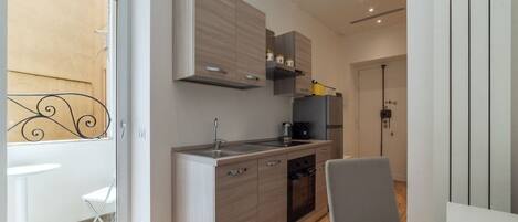 冰箱、微波炉、烤箱、炉灶