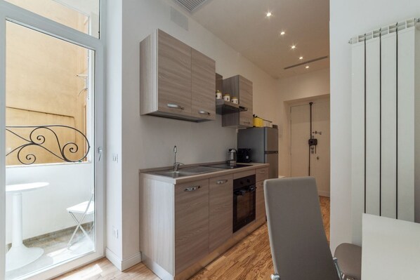 Een koelkast, een microgolfoven, een oven, een kookplaat