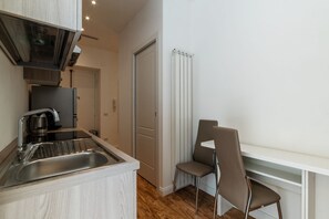 Een koelkast, een microgolfoven, een oven, een kookplaat