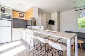 Kylskåp, mikrovågsugn, spishäll och diskmaskin