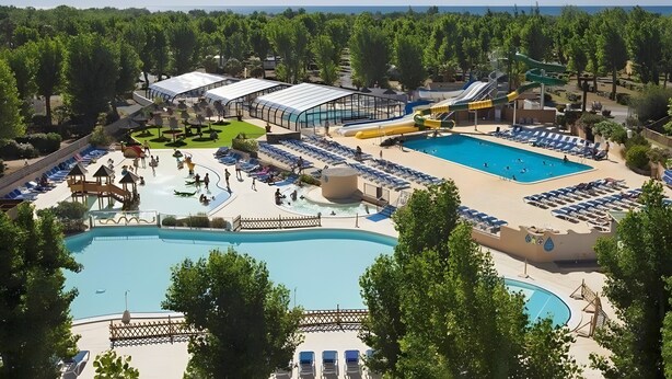 Ein Resort mit großem Pool, Wasserrutschen und Liegebereichen.