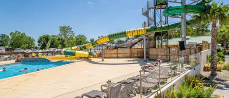 Innendørsbasseng og et oppvarmet basseng