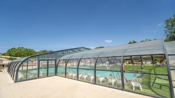 Una piscina cubierta, una piscina climatizada