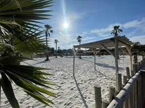 Una spiaggia nelle vicinanze