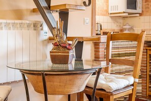 Dining - Apartment 'Tomillo' with Mountain View, Wi-Fi and Air Conditioning (Hinojares)