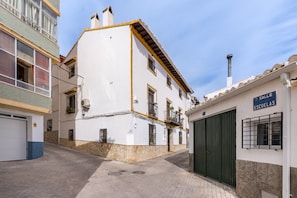 A narrow street with buildings, one labeled 'Calle Escuelas.' - Apartment 'Tomillo' with Mountain View, Wi-Fi and Air Conditioning (Hinojares)