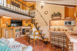 TV, fireplace - Apartment 'Tomillo' with Mountain View, Wi-Fi and Air Conditioning (Hinojares)