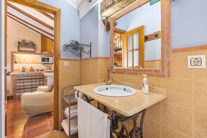Douche, sèche-cheveux, serviettes fournies