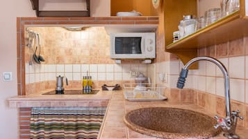 Réfrigérateur, micro-ondes, plaque de cuisson, cafetiÚre/bouilloire