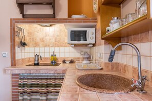 Fridge, microwave, stovetop, coffee/tea maker - Apartment 'Tomillo' with Mountain View, Wi-Fi and Air Conditioning (Hinojares)