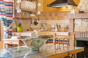 Réfrigérateur, micro-ondes, plaque de cuisson, cafetière/bouilloire