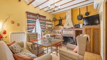 TV, fireplace