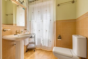 Regadera, secadora de cabello, toallas 