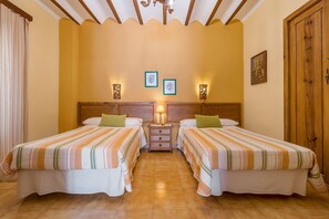 2 chambres, fer et planche à repasser, Wi-Fi gratuit, draps fournis