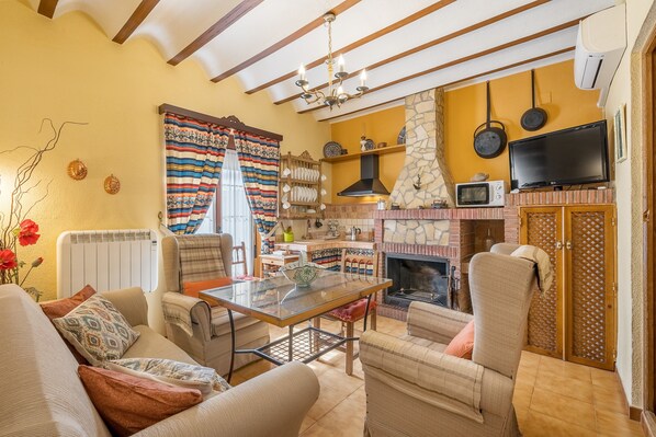 Televisión y chimenea 