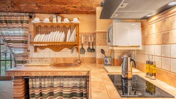 Een koelkast, een magnetron, een kookplaat