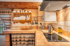 Fridge, microwave, stovetop, coffee/tea maker - Apartment 'Romero' with Mountain View, Wi-Fi and Air Conditioning (Hinojares)