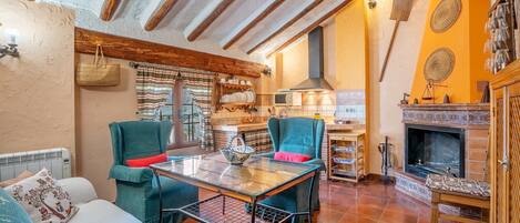 Televisión y chimenea