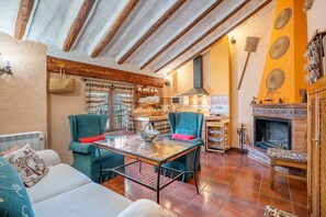 TV, fireplace - Apartment 'Romero' with Mountain View, Wi-Fi and Air Conditioning (Hinojares)