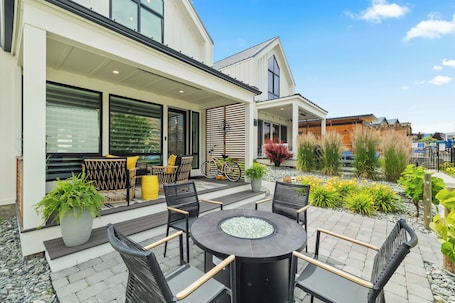 Outdoor dining. Outdoor Heater & Covered Patio, Paddle boards, Fire table, Bikes, Outdoor Games