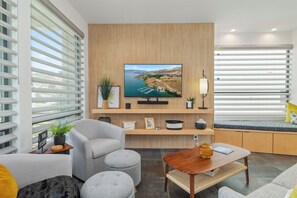 Smart TV, fireplace