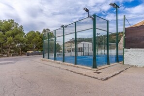 Sports court - Holiday Home 'Albahaca' with Mountain View, Wi-Fi and Air Conditioning (Hinojares)