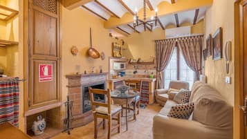 Een televisie en een open haard