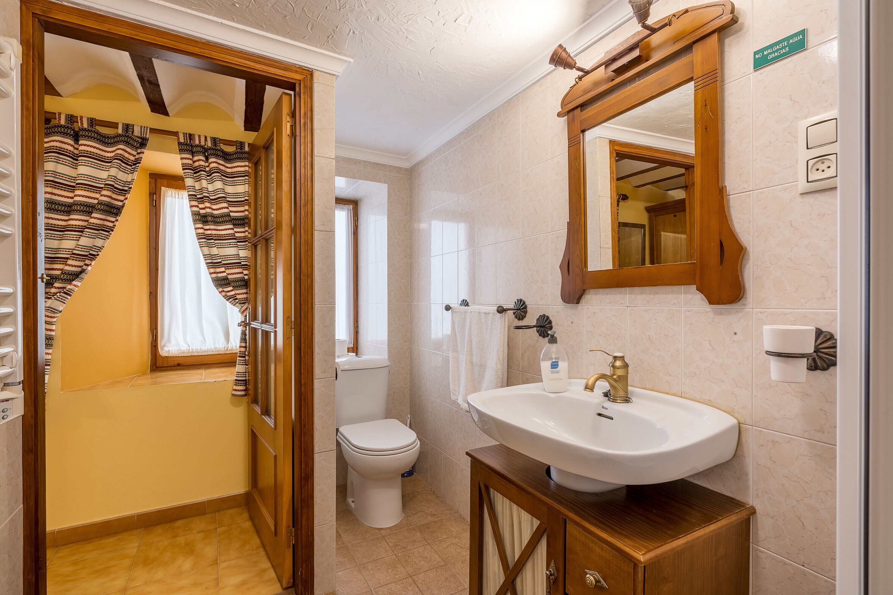 Een douche, een haardroger, handdoeken