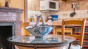 Réfrigérateur, micro-ondes, plaque de cuisson, cafetiÚre/bouilloire