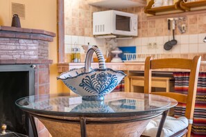 Frigorifero, microonde, piano cottura, macchina per tè/caffè