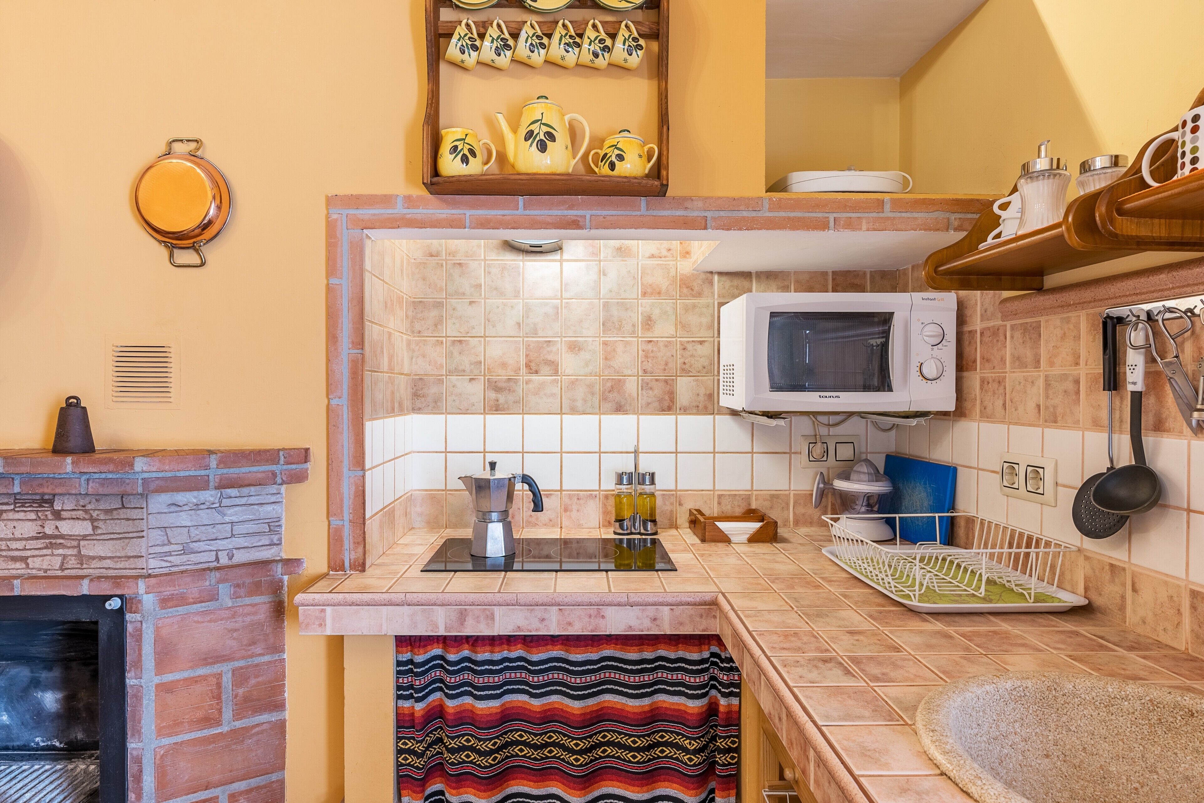 Frigorífico, microondas, placa de cocina y cafetera o tetera