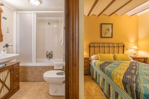 Shower, hair dryer, towels - Holiday Home 'Albahaca' with Mountain View, Wi-Fi and Air Conditioning (Hinojares)
