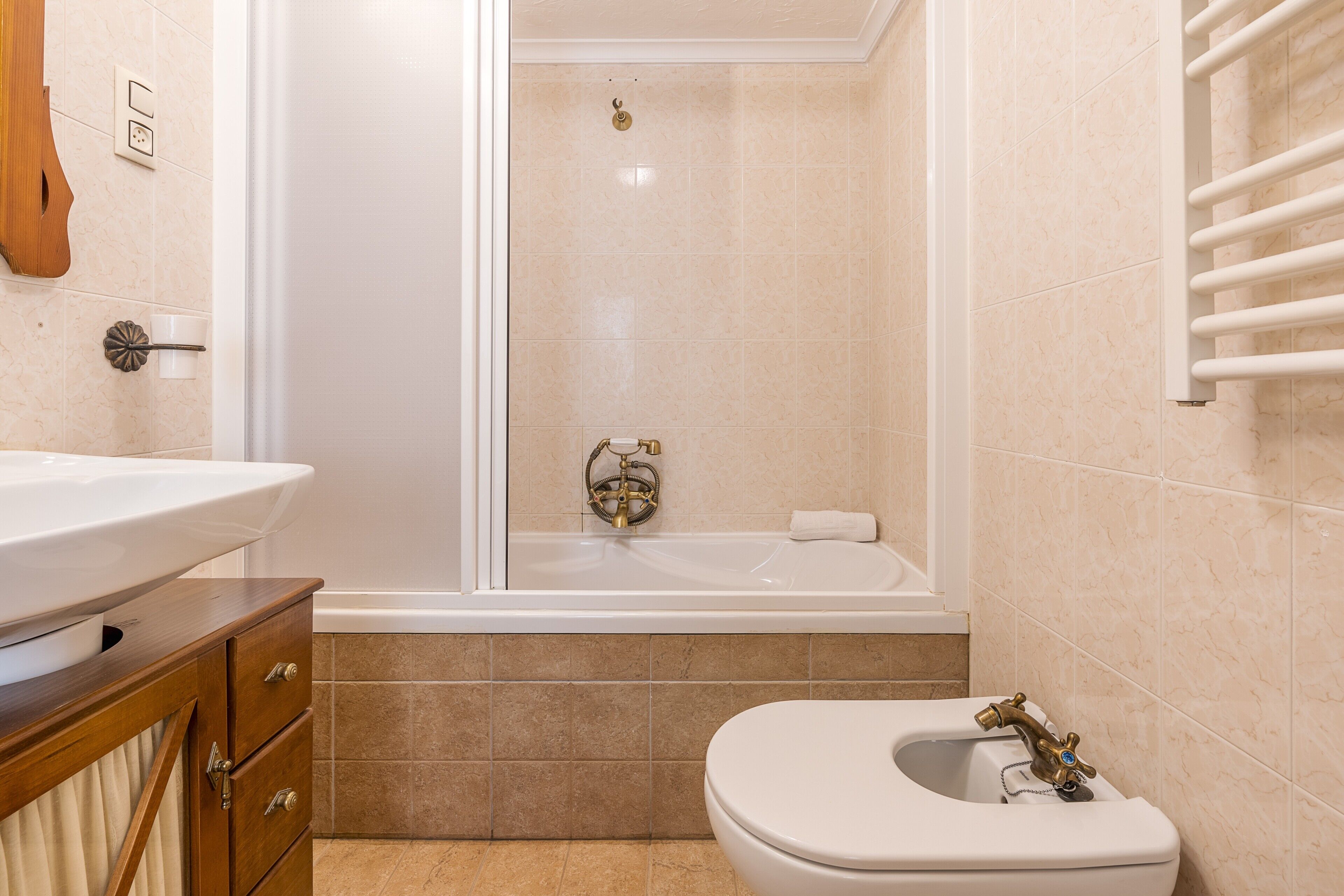 A bathroom with a bathtub, toilet, and vanity.