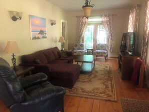 Smart TV, DVD player - Historic farmhouse w/ modern updates, close to Pictured Rocks and activities. (Munising)