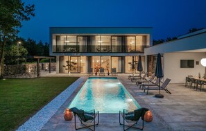 Een verwarmd zwembad