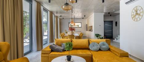 Smart TV, fireplace, ping pong