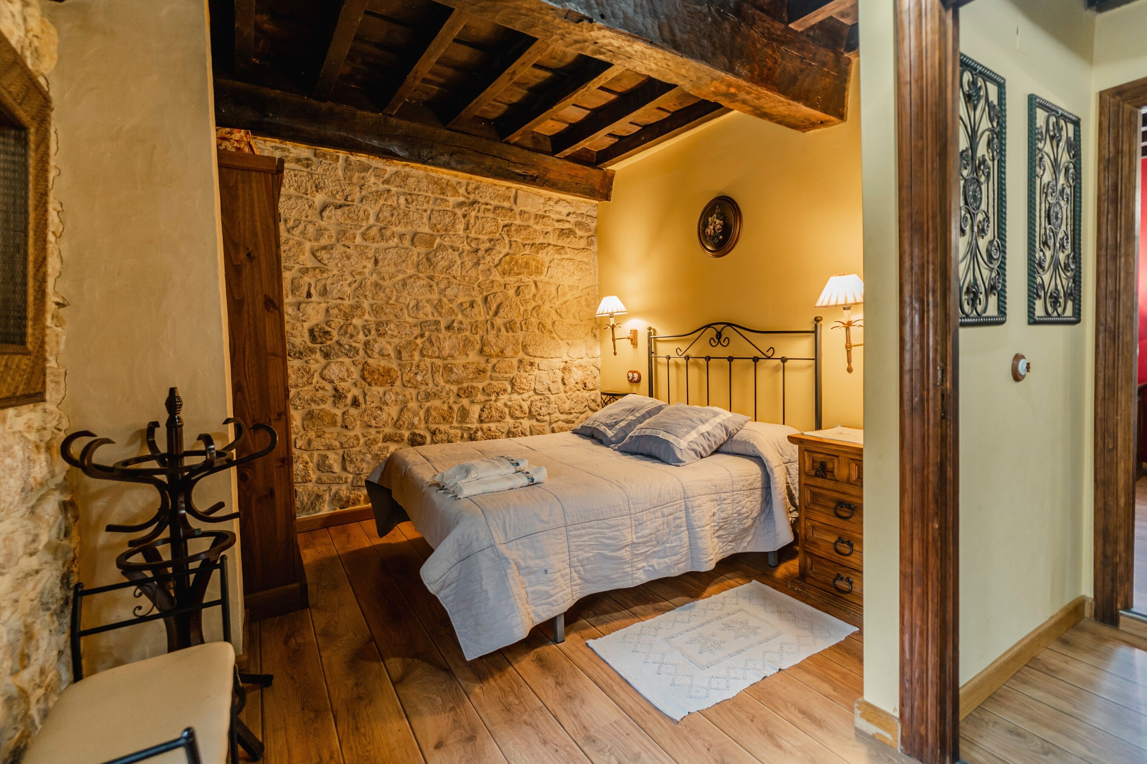 5 bedrooms, free WiFi, bed sheets